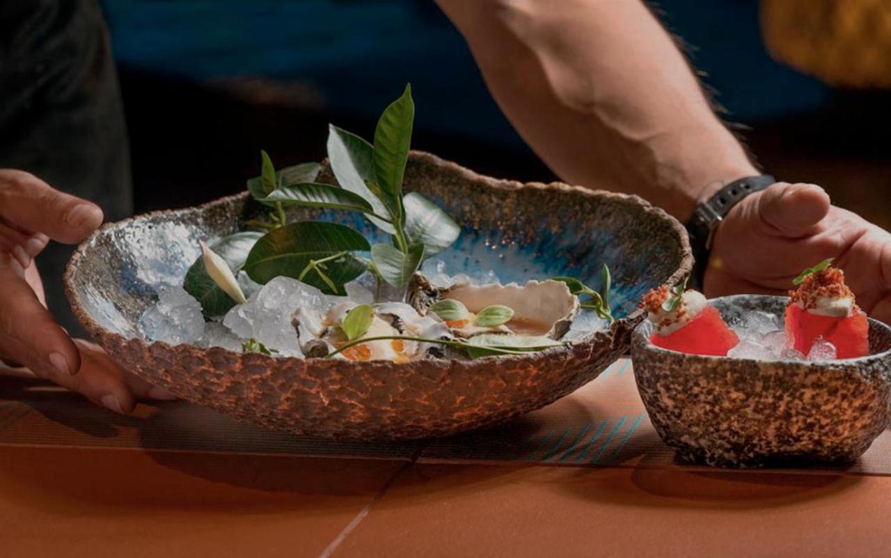 Aguas De Ibiza Grand Luxe Hotel - Small Luxury Hotel Of The World سانتا أيُلاريا ذيس ريو المظهر الخارجي الصورة A dish of abalones