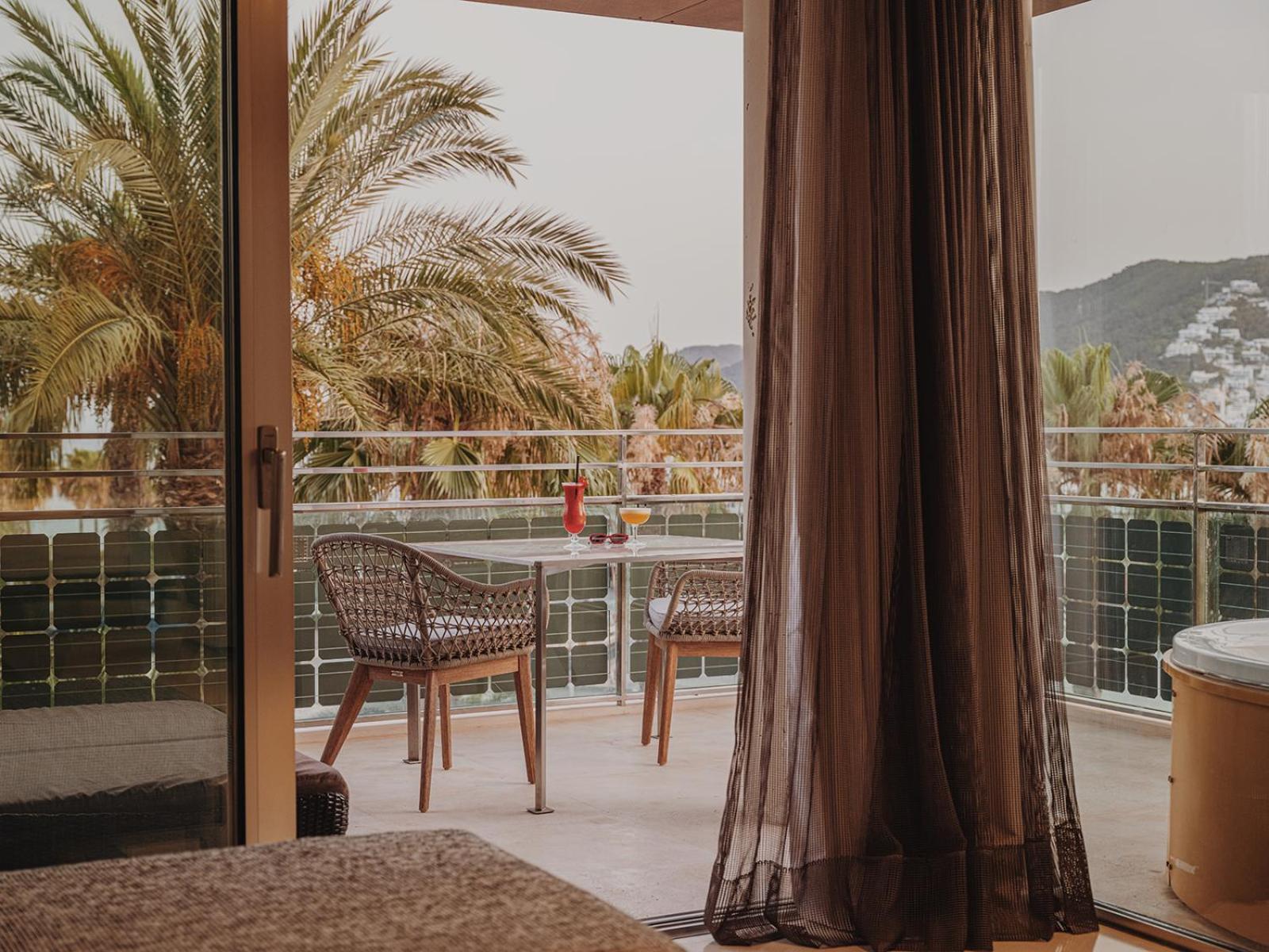 Aguas De Ibiza Grand Luxe Hotel - Small Luxury Hotel Of The World سانتا أيُلاريا ذيس ريو الغرفة الصورة A curtain