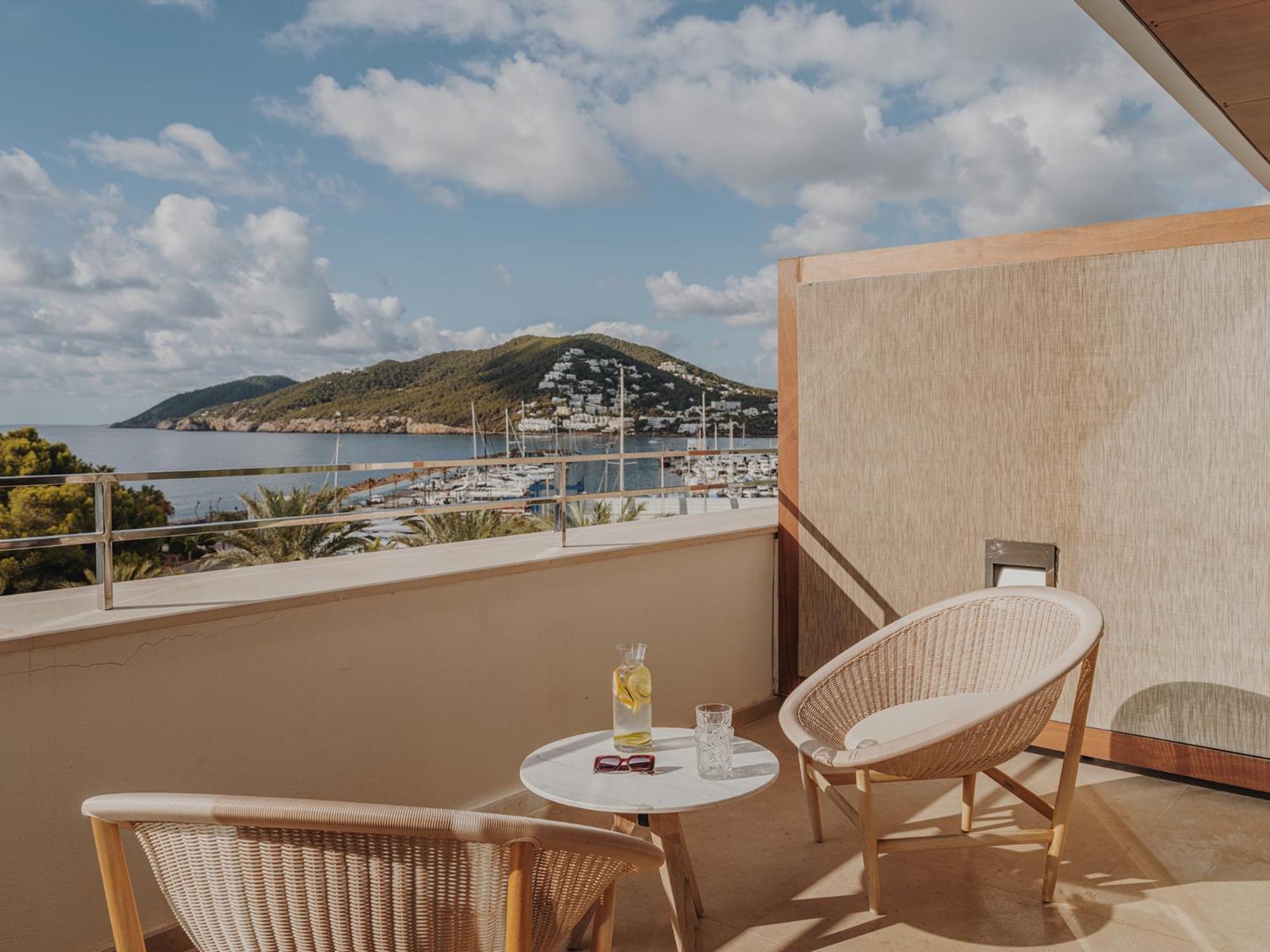 Aguas De Ibiza Grand Luxe Hotel - Small Luxury Hotel Of The World سانتا أيُلاريا ذيس ريو الغرفة الصورة View from the hotel