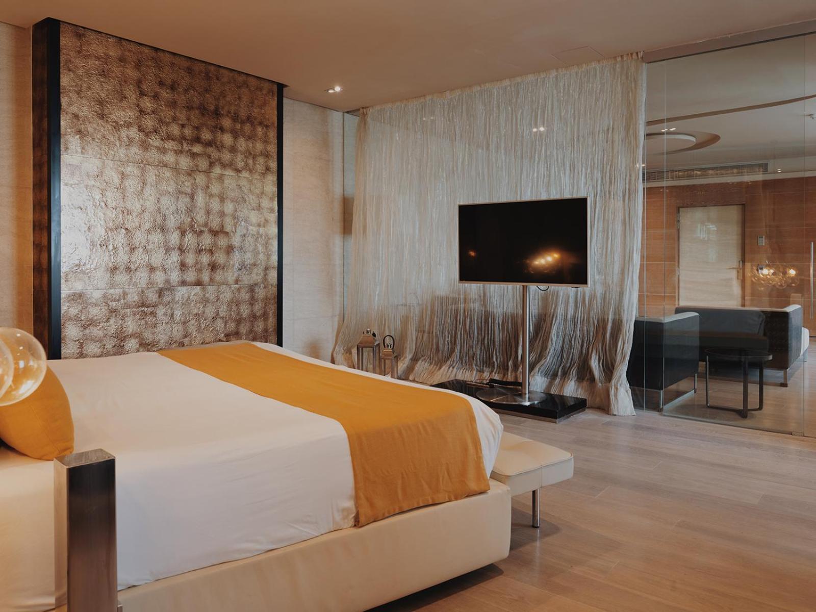 Aguas De Ibiza Grand Luxe Hotel - Small Luxury Hotel Of The World سانتا أيُلاريا ذيس ريو الغرفة الصورة A suite at the hotel