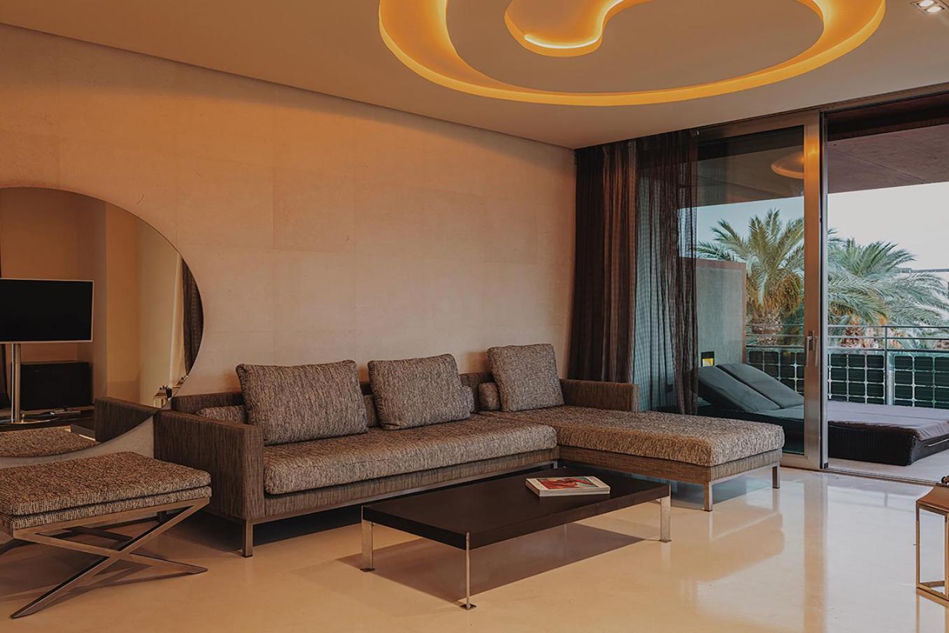Aguas De Ibiza Grand Luxe Hotel - Small Luxury Hotel Of The World سانتا أيُلاريا ذيس ريو الغرفة الصورة A living room in a luxury apartment