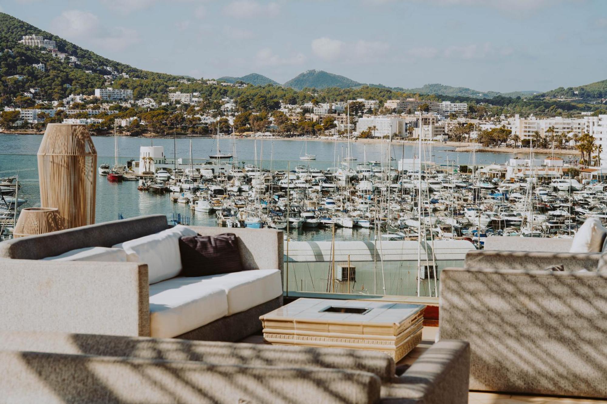 Aguas De Ibiza Grand Luxe Hotel - Small Luxury Hotel Of The World سانتا أيُلاريا ذيس ريو المظهر الخارجي الصورة View of Portals Nous from the hotel