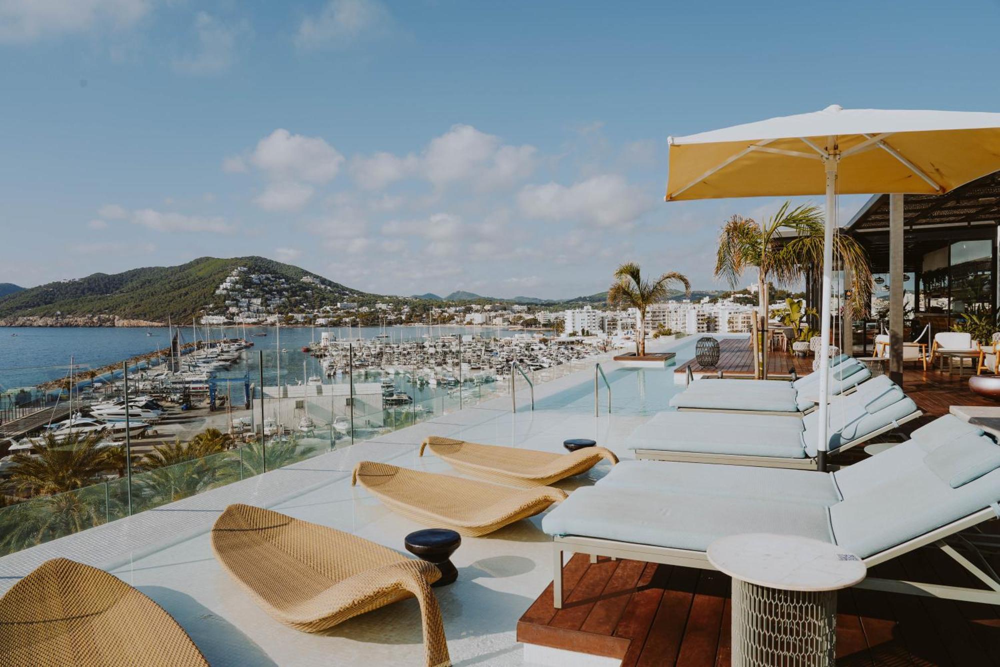 Aguas De Ibiza Grand Luxe Hotel - Small Luxury Hotel Of The World سانتا أيُلاريا ذيس ريو المظهر الخارجي الصورة The hotel's rooftop pool